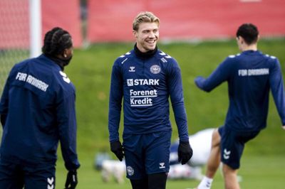 Rasmus Højlund er blevet syg i løbet af lørdagen, men Brian Riemer regner med, at angriberen bliver klar til tirsdagens kamp mod Skotland. (Arkivfoto).