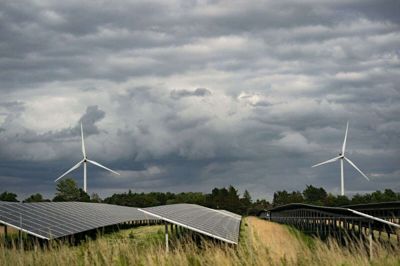 Vindmøller og solceller fotograferet langs Sydmotorvejen E47. (Arkivfoto).