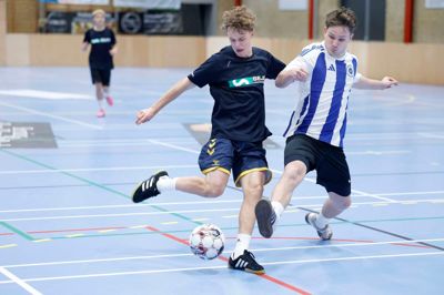 Robin Hansen (tv) fra Vildbjerg SF's talentfulde U17-mandskab bliver hårdt presset i afslutningsøjeblikket. De stærke U17-spillere gjorde en god figur ved DM-kvalstævnet - de kom dog ikke videre fra mellemrunden.