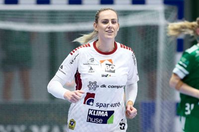 Emilie Arntzen har spillet fire år i rumænsk håndbold og slået Gloria Bistrita adskillige gange. Hun tror stadig på chancen for, at Ikast kan komme i kvartfinalen i Champions League, selvom holdet tabte 34-35 på hjemmebane.