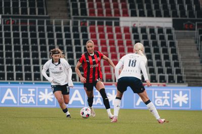 Sanne Troelsgaard bryder godt igennem kæderne med fart og fysik.