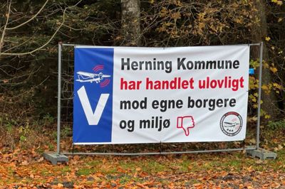 Dette valgbanner fik lov at stå i fem dage på en mark ved Skinderholm. Natten til fredag blev det stjålet af ukendte personer.