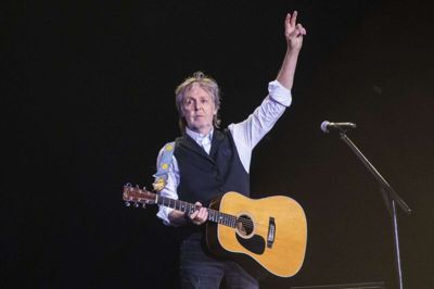 Det tidligere The Beatles-medlem Paul McCartney, som her optræder på festivalen Glastonbury, har markeret sig som kritiker af kunstig intelligens. (Arkivfoto).