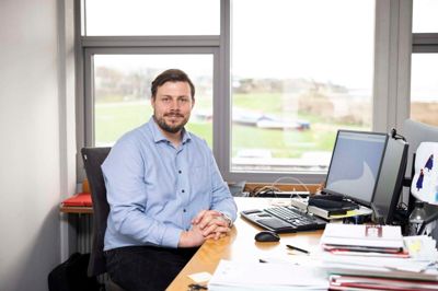 Ringkøbing-Skjern Kommune valggeneral Troels Serup siger, at det er normal praksis, at man først frigiver den endelige fintælling, når valgbestyrelsen har haft møde. Onsdag var det møde klokken 15.00 på rådhuset i Ringkøbing. Først herefter udgav Ringkøbing-kredsen sit endelige valgresultat.