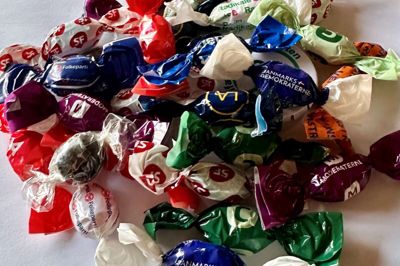 Valgbolsjerne fra partierne kommer i mange forskellige smagsvarianter, farver, indhold og indpakninger. I sig selv et fint billede på lokalpolitik og valgkamp.