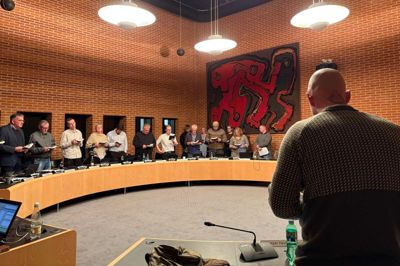 Byrådsmødet begyndte som altid med en sang fra Højskolesangbogen - i aften valgt af DF. »Nu falmer skoven trindt om land« skød et ultrakort byrådsmøde i gang, hvor det der foregik i kulisserne var langt mere interessant.