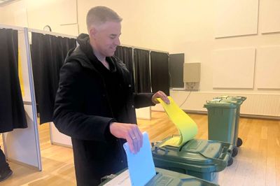 Kim Fiskbæk Andreasen fra Vildbjerg troppede op på valgstedet i Vildbjerg, da klokken var 7.50. Men først 8.06 fik han lov at stemme. Først skulle valgurnerne tjekkes - og en enkel tømmes. Og så var der lidt tekniske udfordringer med det nye scanningssystem.