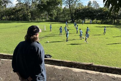 Holger Kristiansen står foran en af banerne i Tanzania. Hans bror, Bo, har i mange år arbejdet i det afrikanske land, og familien er kommet i området gennem flere år.