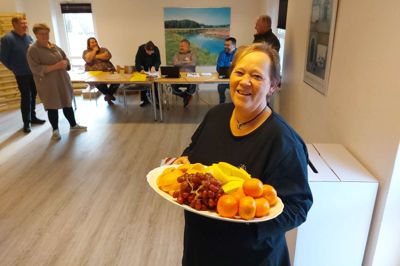 Lisi Jeppesen med formiddagens frugtfad til de seks valgtilforordnede på valgstedet i Hodsager Multicenter. 540 vælgere kan sætte deres kryds i Hodsager. Klokken ni i morges havde de første 25 været inde i stemmeboksene. Ved kommunalvalget for fire år siden havde valgstedet i Hodsager en stemmeprocent på 73,7 procent.