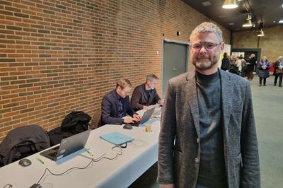 Kommunikationschef Ole Hansen fra Herning Kommune har en række opgaver på valgdagen. Kollegerne i baggrunden har flyttet kontoret til Herning Kongrescenter i dagens anledning, selv om de ikke skal dække valget.
