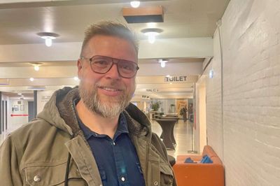 Rene Schau Larsen fik lov at sætte kryds som den første på valgstedet i Brande.