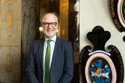 Hofmarskal Christian Schønau, der voksede op i Sejs og er ambassadør for SIF, er blevet udnævnt til storkorsridder af Dannebrog og har dermed fået sit eget våbenskjold, hvor SIF-maskotten Theis spiller en hovedrolle.