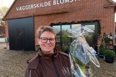 Charlotte Bøndergaard med en amaryllis, som hun sælger mange af i denne juletid.