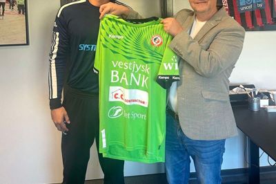 25-årige Alexander Kvist (t.v.) - her med HCM-direktør Peter Andersen - kan få debut for den herningensiske 1. divisionsklub i torsdagens hjemmekamp mod Rækker Mølle.
