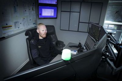 Thomas Bølcho er en af operatørerne på Brand og Rednings vagtcentral i Silkeborg. Fremover vil han og kollegerne kunne trække på assistance fra to andre beredskaber.