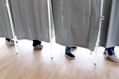 Lidt færre i Ikast-Brande har været i stemmeboksene her midt på dagen sammenlignet med 2021.