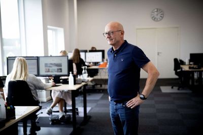 - Vi er løbet tør for plads, konstaterer Tom Gravesen, der er direktør i det hastigt voksende e-handelsfirma Hjem.dk, der hører til i Hårup. Nu skal lageret optimeres, så vækstrejsen kan fortsætte. I 2026 er der desuden planer om udvidelse til endnu et land.