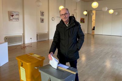 Jens Christian Jensen, der er tidligere læge i Haderup, er optaget af byens udvikling og fremtid. Især er han træt af, at det gamle kursuscenter uden for byen står og forfalder, og der fra politisk side ikke bliver gjort noget.