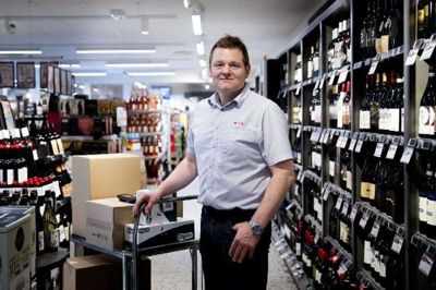 Spar-købmand Brian Sørensen har besluttet, at vinafdelingen skal flyttes til en ny placering i forretningen.