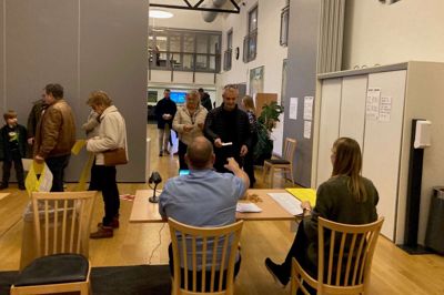 Mange har fået fri fra arbejde, så der var kø til at komme hen til stemmeurnerne i Vildbjerg Sports- og Kulturcenter.