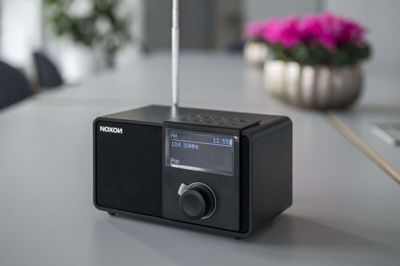 Radiolyttere kan i yderligere otte år finde Radio 100 på FM6-kanalen med en fornyet sendetilladelse. (Arkivfoto).