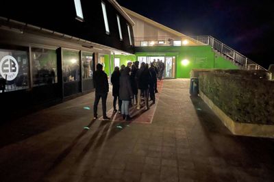 Omkring 17.30 måtte borgerne i Engesvang væbne sig med tålmodighed, hvis de ville stemme.