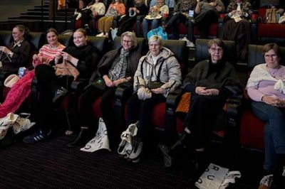 Ved 18-tiden var alle ved at være på plads, så film og strikkeriet kunne begynde.