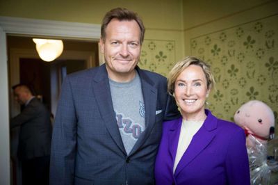 TV2's internationale korrespondent, Rasmus Tantholt bliver den første gæst i en ny foredragsrække »Ry for Viden«. Her ses han sammen med hustruen Natasja Crone til Peter Ingemanns 50 års fødselsdag.