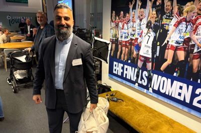 Mustafa Arslan (S) jagter sin anden periode i byrådet i Ikast-Brande. I aften har han moralsk opbakning fra sin lille søn på fire måneder.