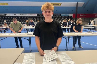 18-årige Laurits Oliver Tolstrup hjælper til med at tælle stemmer til kommunalvalget i Sportscenter Ikast.