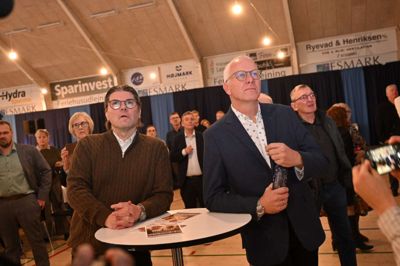 Mads Fuglede (tv) fra Danmarksdemokraterne og Kristian Andersen fra Kristendemokraterne følger spændt med i valgresultaterne i valgcafeen i Rofi-Centret i Ringkøbing.