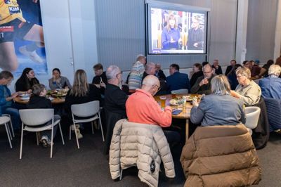 Midt på aftenen blev en let anretning serveret i loungen.