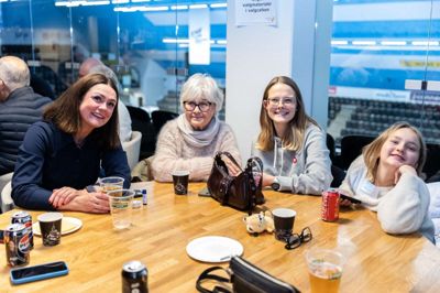 Søs Philipsen i en spændende stund sammen med sin nærmeste familie. Kandidaterne var fordelt ved borde med både partikammerater, venner og familie.