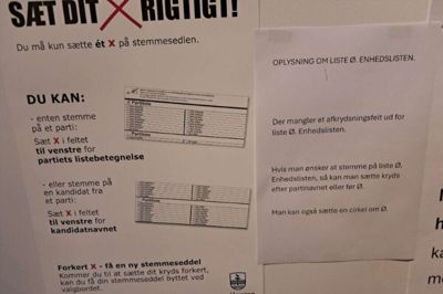 Der blev hængt sedler op ved valgstederne for at gøre opmærksom på en fejl ved Enhedslisten på stemmesedlerne.