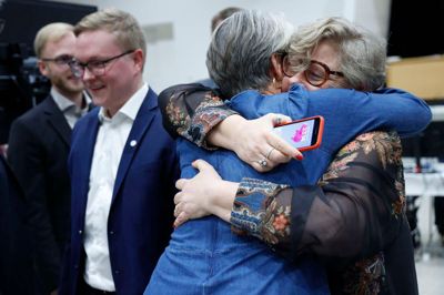 Afgående byrådsmedlem Anne Mette Bang Rasmussen (V) ønsker her byrådskollegaen Kirsten Kronborg fra SF til lykke med det ekstra mandat.