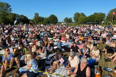 I august kommer sommeroperaen til det grønne areal på Åpromenaden.