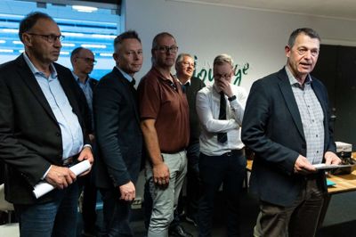 Nu ligger det klart, hvem der skal sidde i hvilke udvalg. Der er få overraskelser i blandt. Her ses borgmester Ib Lauritsen (V) på valgnatten, hvor han fortæller om konstitureringen. Bag Ib Lauritsen ses fra venstre Martin Arvad (DD), Bo Sand Kristensen (DD),Henrik Overgaard (K), Henrik Christiansen (LA), Mikael Würtz (DF) og Simon Vanggaard (DF).
