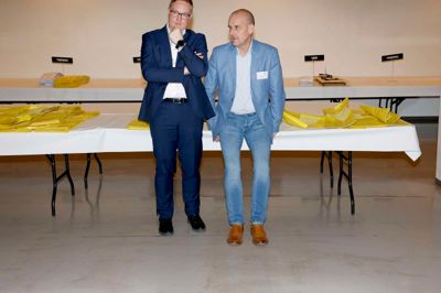 Kenneth Storm fra Liberal Alliance og Erling Præstkjær i samtale på valgnatten.