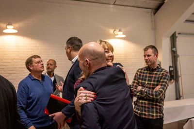 Mette Guldberg fik en krammer af sin tidligere partifælle, Per Ørum, i kongrescentret tirsdag aften. Hun sidder også i byrådet de kommende fire år for De Konservative.