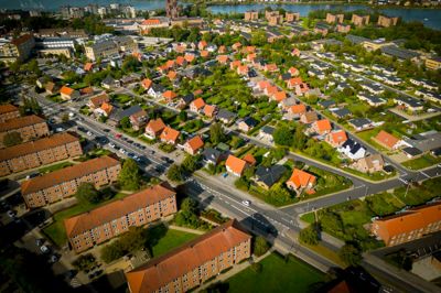 Aarhusbakken er en del af det dyreste sogn i det dyreste postnummer i Silkeborg Kommune. Det er dog nok primært omkring Åhavevej og midtbyen, at gennemsnittet for alvor trækkes op.