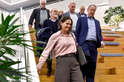 Kommende borgmester Katrine Fusager Rohde (V) kunne klokken 05.00 onsdag morgen den 19. november 2025 annoncere at hun var ny borgmester i Viborg Kommune, mens Danmarksdemokraternes Torsten Nielsen (th) og bag ham Anders Bertel (S) bliver henholdsvis 2. og 1. viceborgmester. Siden har partierne også sat navne på formandsposterne i de stående udvalg.