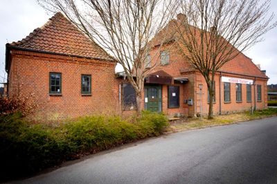 Fra juni 2009 til marts 2025 ejede Mela Holding den gamle stationsbygning på Lysbrohøjen 87 i Lysbro. Silkeborg Kommune lejede ejendommen, hvori det lokale amatørteater, Perronteatret, i mange år holdt til. Da Perronteatret lukkede i august 2020, valgte kommunen efterfølgende at opsige sit lejemål i marts 2021.