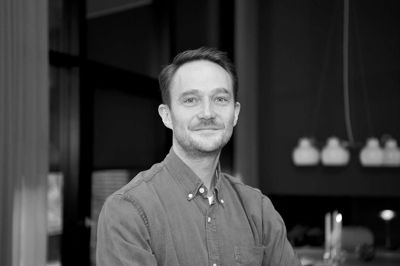 Martin Buus er administrerende direktør i Wear Group. Virksomheden sælger tøj under eget brand og private label-tøj til typisk større forhandlere, men åbner snart også selv egen webshop, hvor slutforbrugeren kan købe deres brands. Blandt andet har de brandet Redefined Rebel.