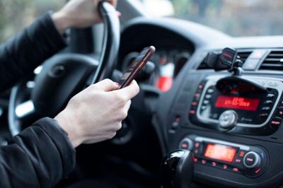 Alt for mange af os roder med mobiltelefonen, når vi kører bil. Det er farligt for både os selv og vores omgivelser.