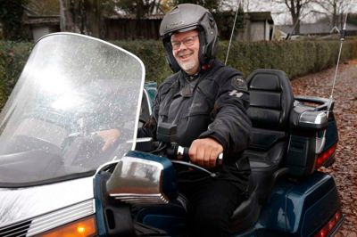 Leif Langhoff har trillet sin spritnye Honda Gold Wing ud af garagen for fotografens skyld. Den er magen til den motorcykel, han kørte på 11. maj, da han med sin 84-årige mor, Else Langhoff, bagpå forulykkede syd for Give. Hun overlevede ikke ulykken. Her et halvt år efter står sønnen tilbage med savn - men uden skyldfølelse.