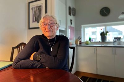 Ragna Kristiansen har altid været initiativrig og stået bag aktiviteter, der samlede folk. Hun har været aktiv i Ældre Sagen, hun var med til at åbne Herningsholm for kulturelle aktiviteter, og hun har stået bag etableringen af en beboerforening. Til daglig holder hun sig aktiv med gåture, kortspil og en ugentlig tur i træningscenteret. Derudover går tiden med at læse eller lytte til bøger via bogtjenesten Mofibo. - Men det kniber med at komme på biblioteket. Jeg ved ikke hvorfor. Det er, som om alderen gør én doven. Ting tager længere tid, siger hun. Torsdag 27. november fylder Ragna Kristiansen 90 år.
