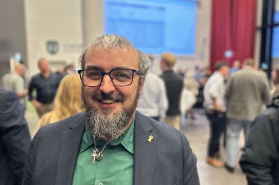 Simon Højer (K) havde en god aften på rådhuset i Viborg, da han først var færdig som valgtilforordnet i Stoholm. Hans parti blev valgets vinder med otte mandater, og selv om det ikke blev vekslet til en borgmesterpost, kunne Højer varme sig ved, at han denne gang sikkert blev valgt ind med 514 personlige stemmer. Sidste gang manglede han 10 stemmer, mens han også sad i byrådet 2018-2022.