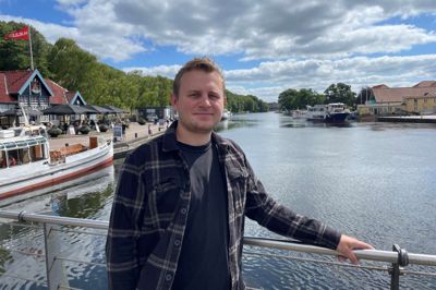 Benjamin Neis' interesse for fyrværkeri begyndte ved et dj-show med Martin Jensen på Hjejlen i havneområdet tilbage i 2020. Her hjalp Benjamin Neis til med opgaven, og det satte tanker i gang om en karriere som professionel fyrværker. Efterfølgende dygtiggjorde han sig, og der fulgte deltagelse i flere internationalt anerkendte fyrværkerikonkurrencer. I dag arbejder han som kvalitetschef i en fyrværkerivirksomhed. Ved siden af prioriterer han opsætning af cirka 8-10 større shows med fyrværkeri om året.