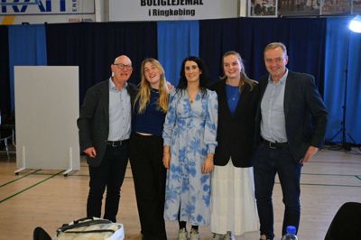 På valgcafeen i Rofi-Centret blev Caroline Byg Ejstrup (i midten) fotograferet sammen med to andre Venstre-folk, der ligeledes blev valgt til byrådet: Erik Viborg (tv) og Henrik Hammelsvang. De to Venstre-mænd står sammen med deres døtre, Cecilie Viborg og Sine Hammelsvang.