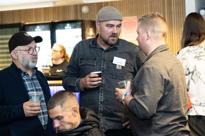 Her i midten står stemmeslugeren Rune Lyager. Hvilket parti repræsenterer han?